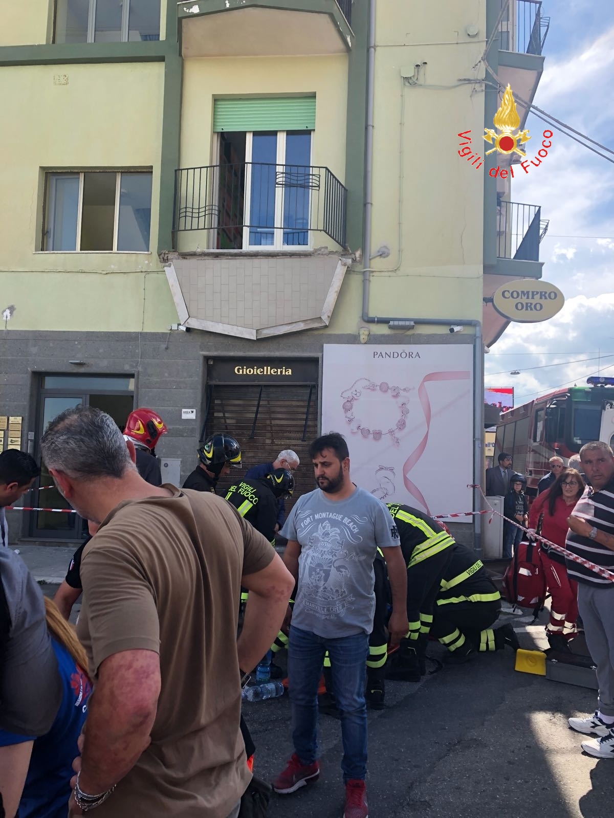 crolla balcone a catanzaro