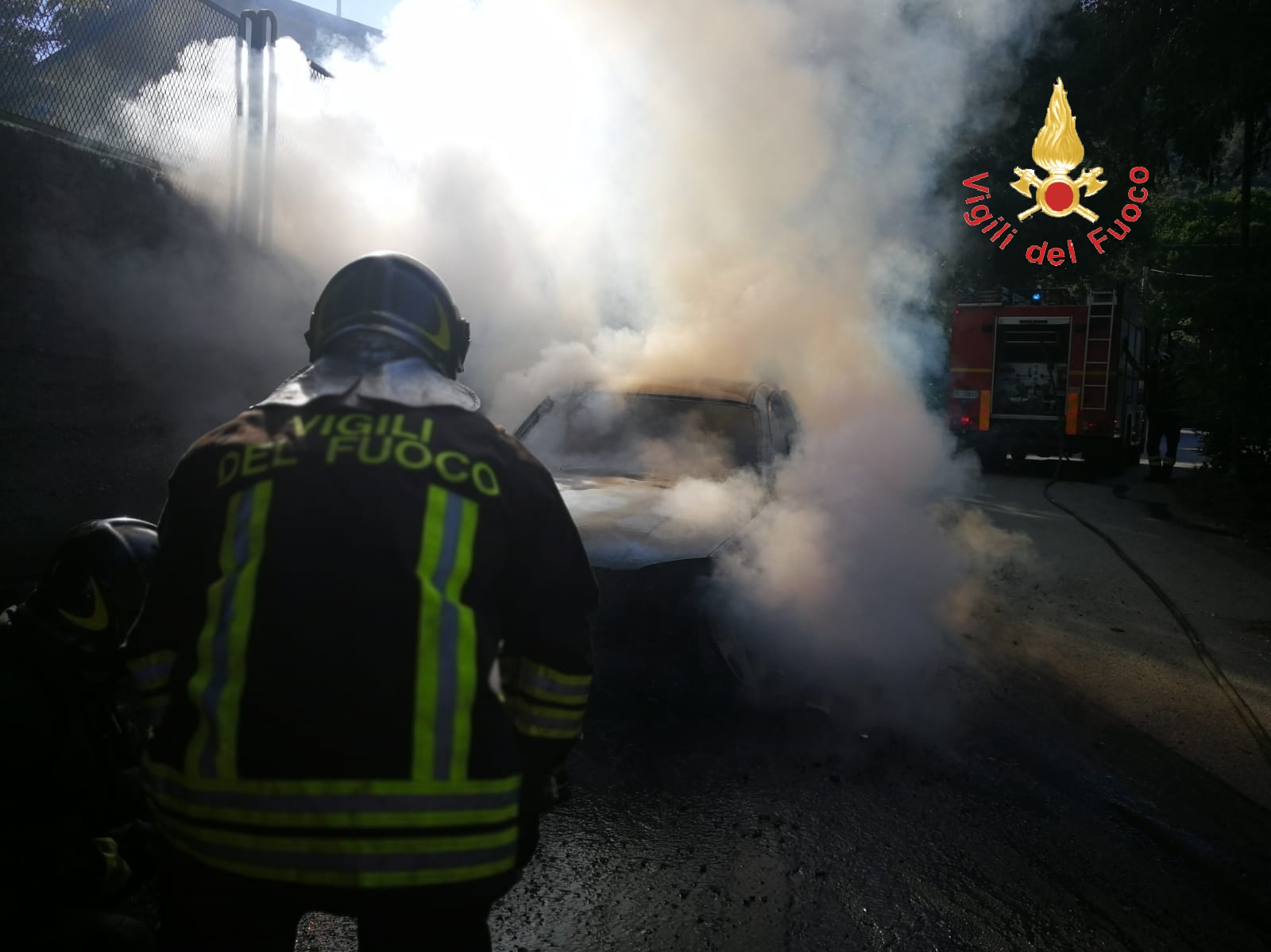 auto in fiamme a Stalettì