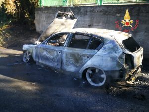 auto in fiamme a stalettì