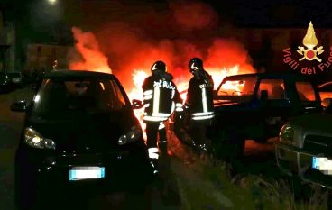 Sei auto in fiamme nella notte a Catanzaro