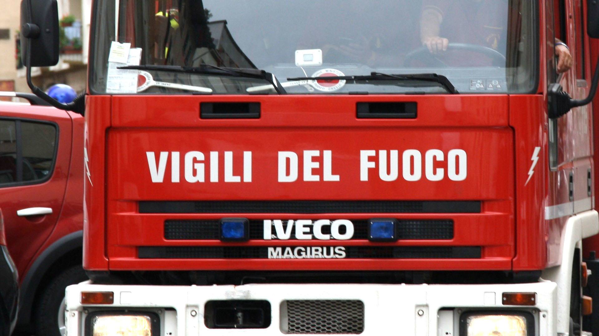 Capannone in fiamme a Sersale