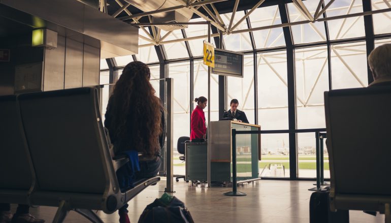 Mesi di voli cancellati negli aeroporti calabresi: risposte ai viaggiatori aerei