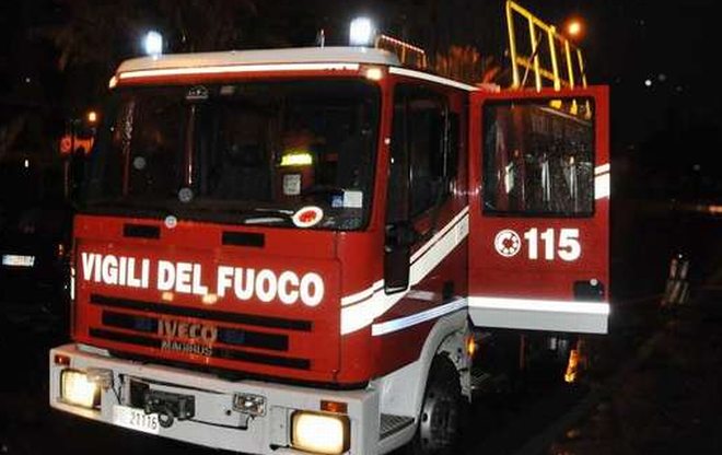 Locale in fiamme a Reggio Calabria
