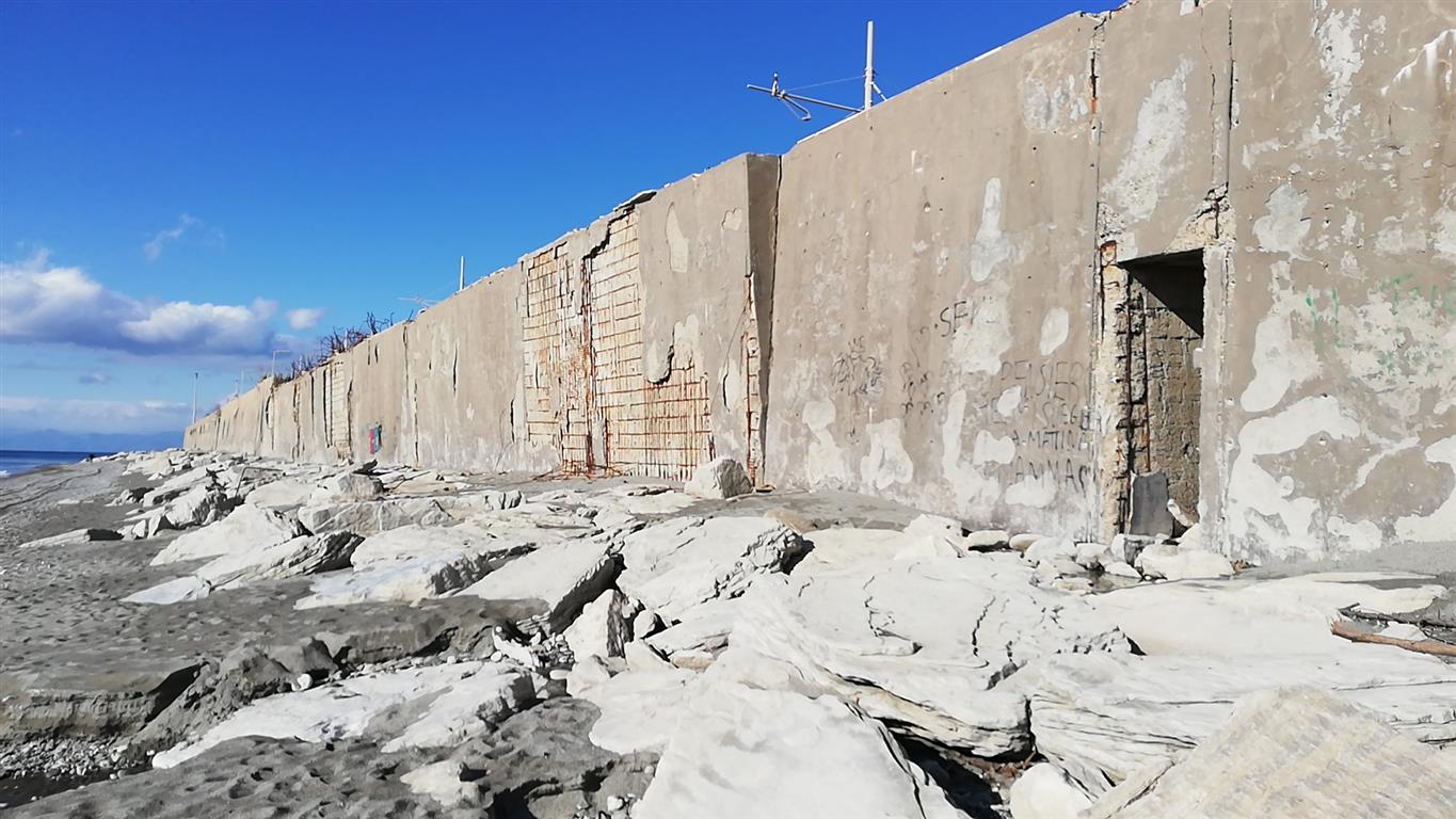 Degrado del muro di sostegno lato mare della stazione di Melito