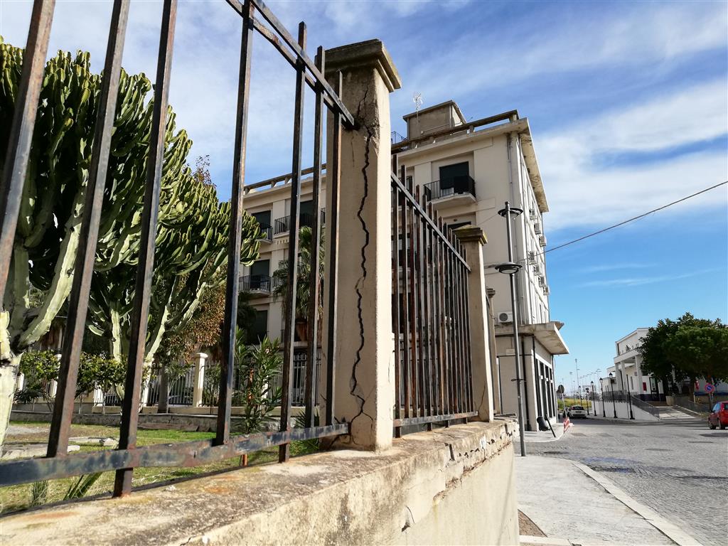 Degrado muro ospedale di Melito