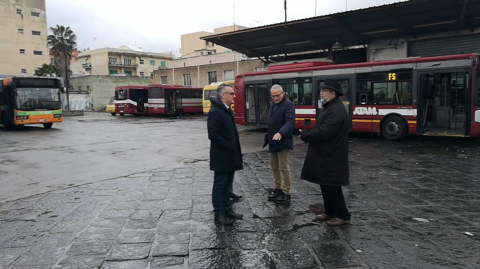 Sassaiola contro bus Atam ad Archi