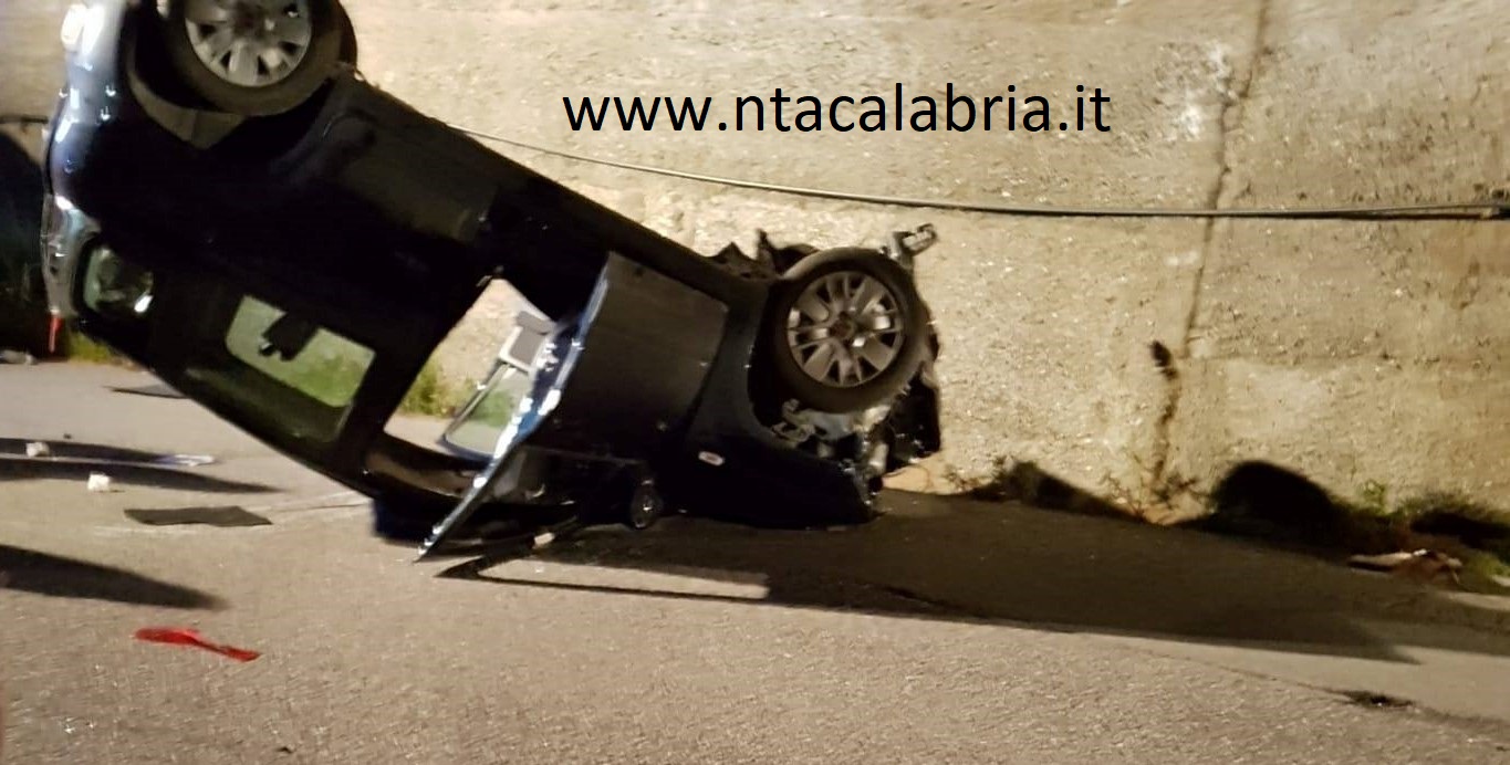 auto ribaltata a melito