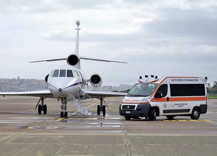 Bimba in pericolo di vita trasportata con aereo militare