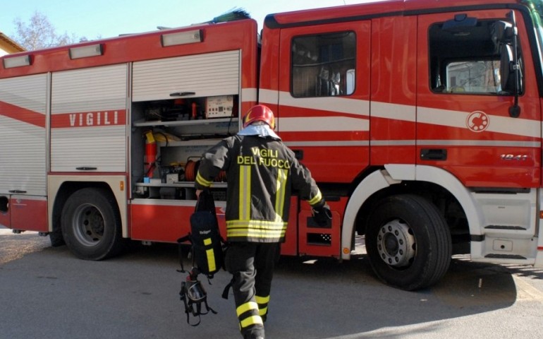 Finisce in un dirupo con l'auto