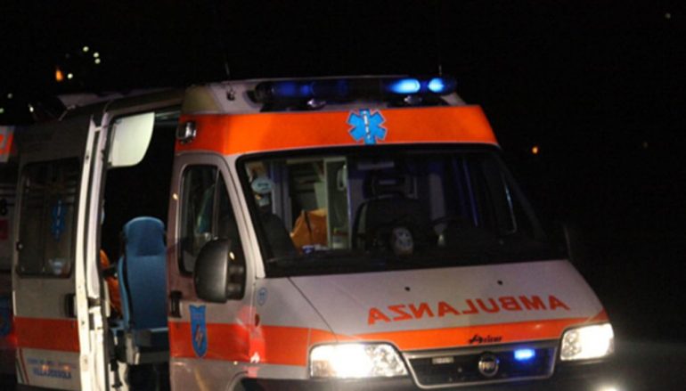 Scontro tra auto e scooter a Crotone: muore 40enne, ferito il figlio