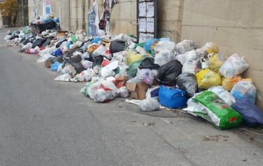 Emergenza rifiuti Calabria, incombe il rischio
