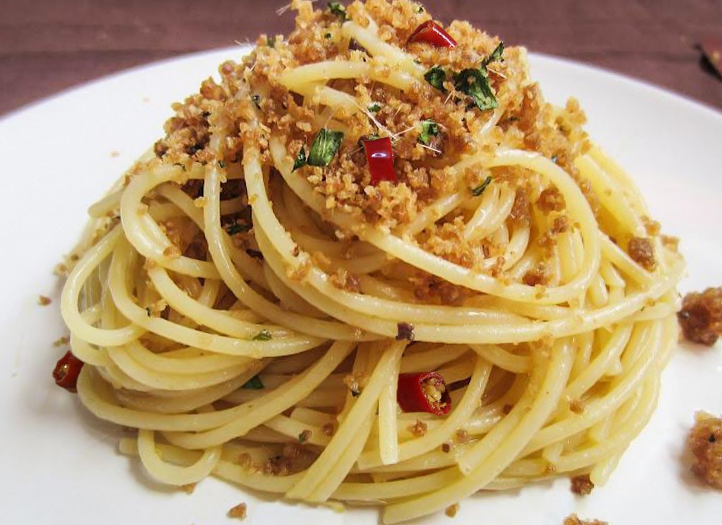 Spaghetti con mollica di pane e alici