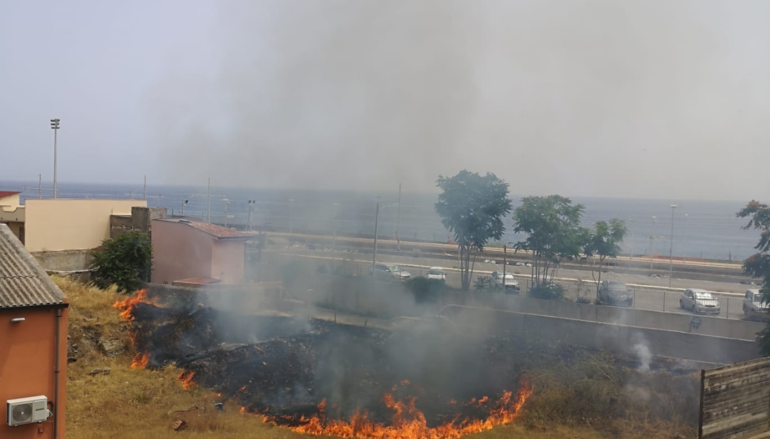 Incendio a Melito Porto Salvo nei pressi della stazione ferroviaria