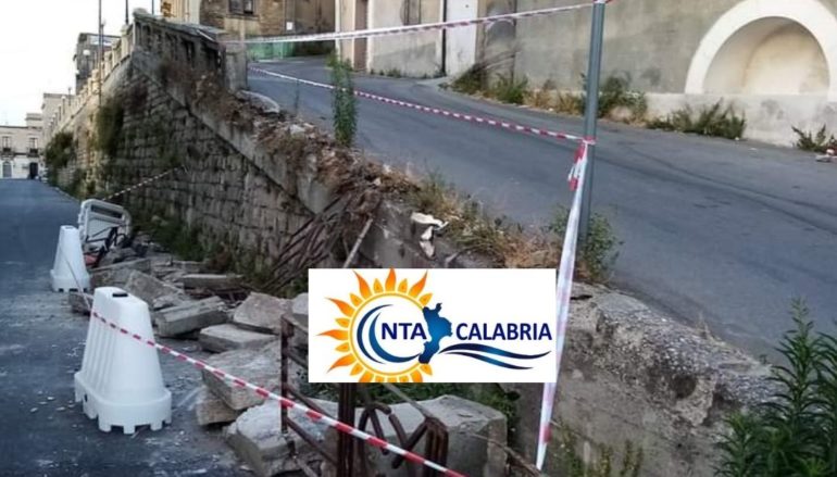 Melito Porto Salvo, caduto un muro storico. La foto