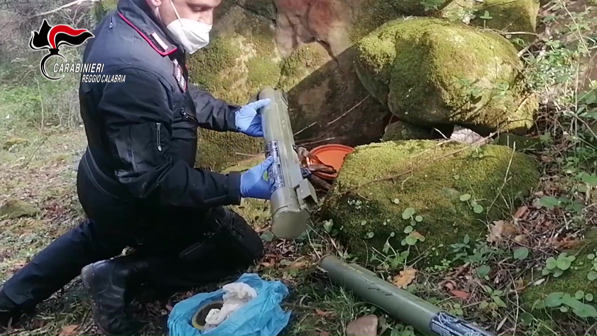 Due lanciarazzi anticarro nascosti tra le rocce