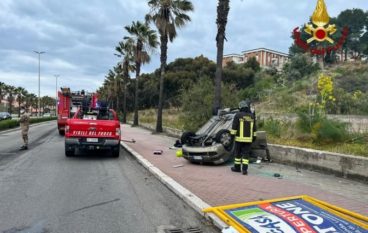 Incidente stradale a Crotone, auto capovolta sul marciapede