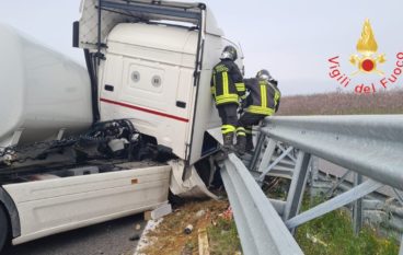 Incidente in autostrada a Pizzo Calabro, autocisterna finisce contro il guardrail