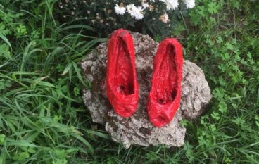 Saline Joniche, rimosse scarpe rosse dedicate a Concetta. Lo sdegno