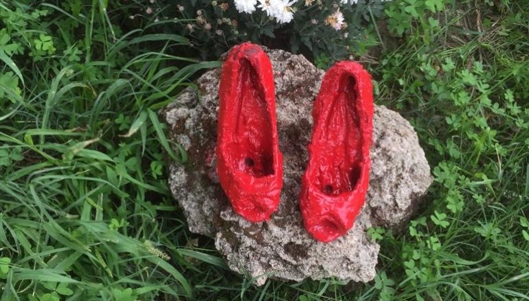 Saline Joniche, rimosse scarpe rosse dedicate a Concetta. Lo sdegno