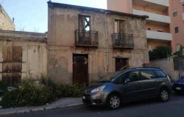 Reggio Calabria: A Sbarre Centrali erbacce a servizio del marciapiede