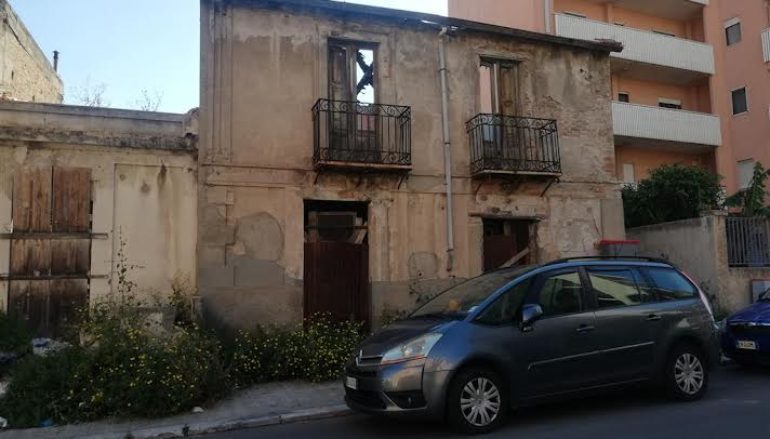 Reggio Calabria: A Sbarre Centrali erbacce a servizio del marciapiede