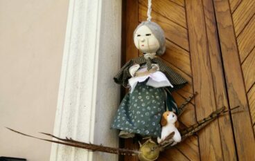 Bambola di stoffa appesa fuori sulla porta personifica la Quaresima