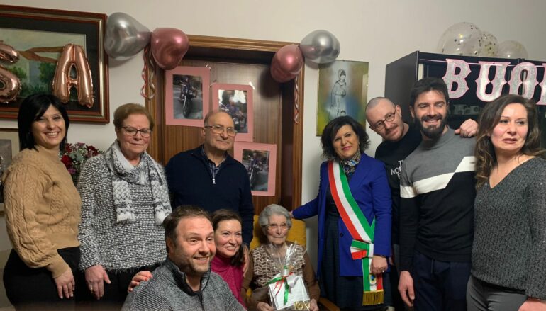 Laino Borgo in Festa, festeggiati i 100 anni di Nonna Rosina