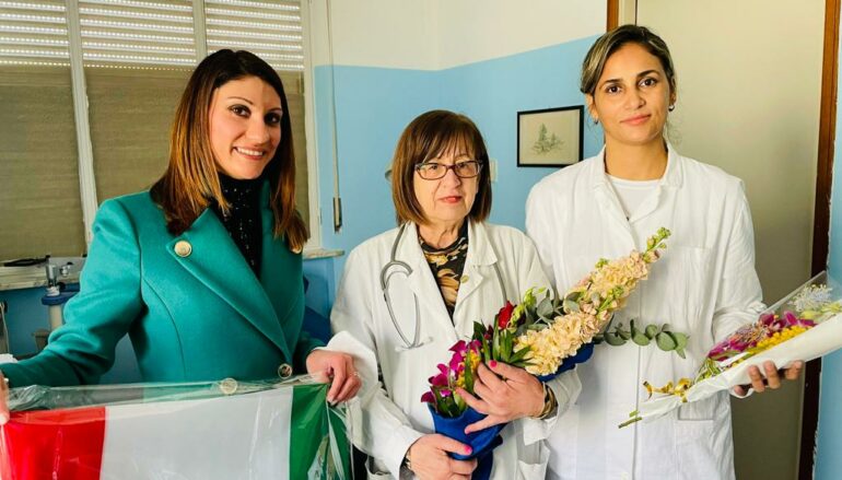 Melito Porto Salvo, FdI consegna le mimose alle donne dell’ospedale