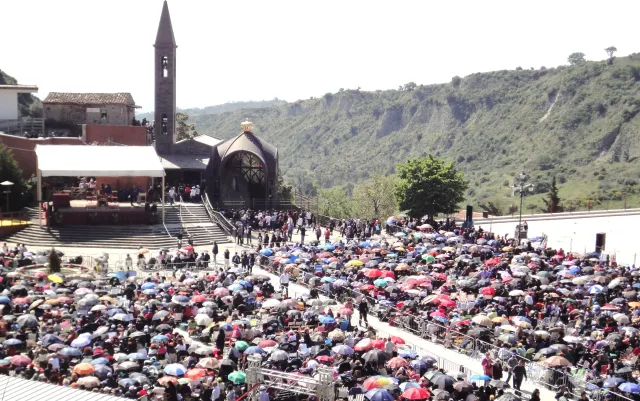 Pellegrini al Santuario dello Scoglio