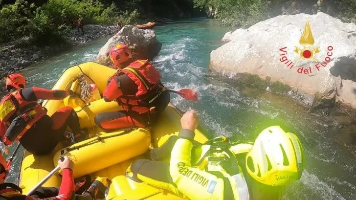 ragazza cade in acqua a Laino Borgo