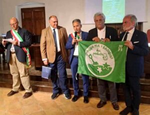Il viceseindaco di Bianco (RC) Domenico Fortugno nel ritiro della Bandiera Verde