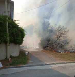 fuoco a ridosso di alcune abitazione di Pardesca