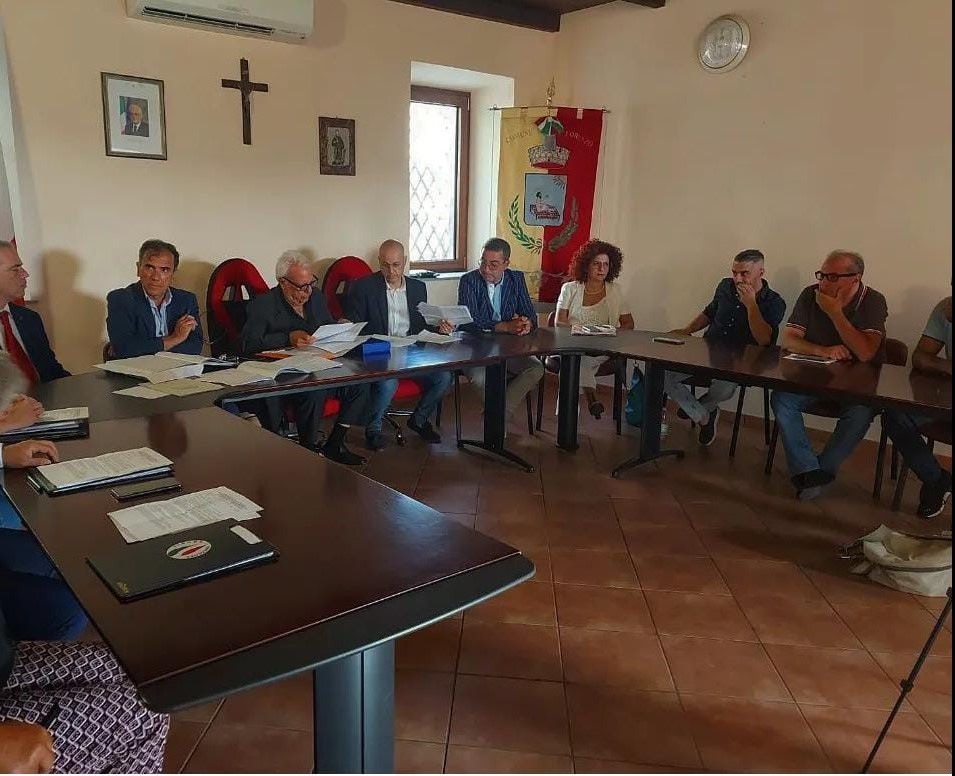Il “manipolo di neofiti” cantierizza il comune di San Lorenzo