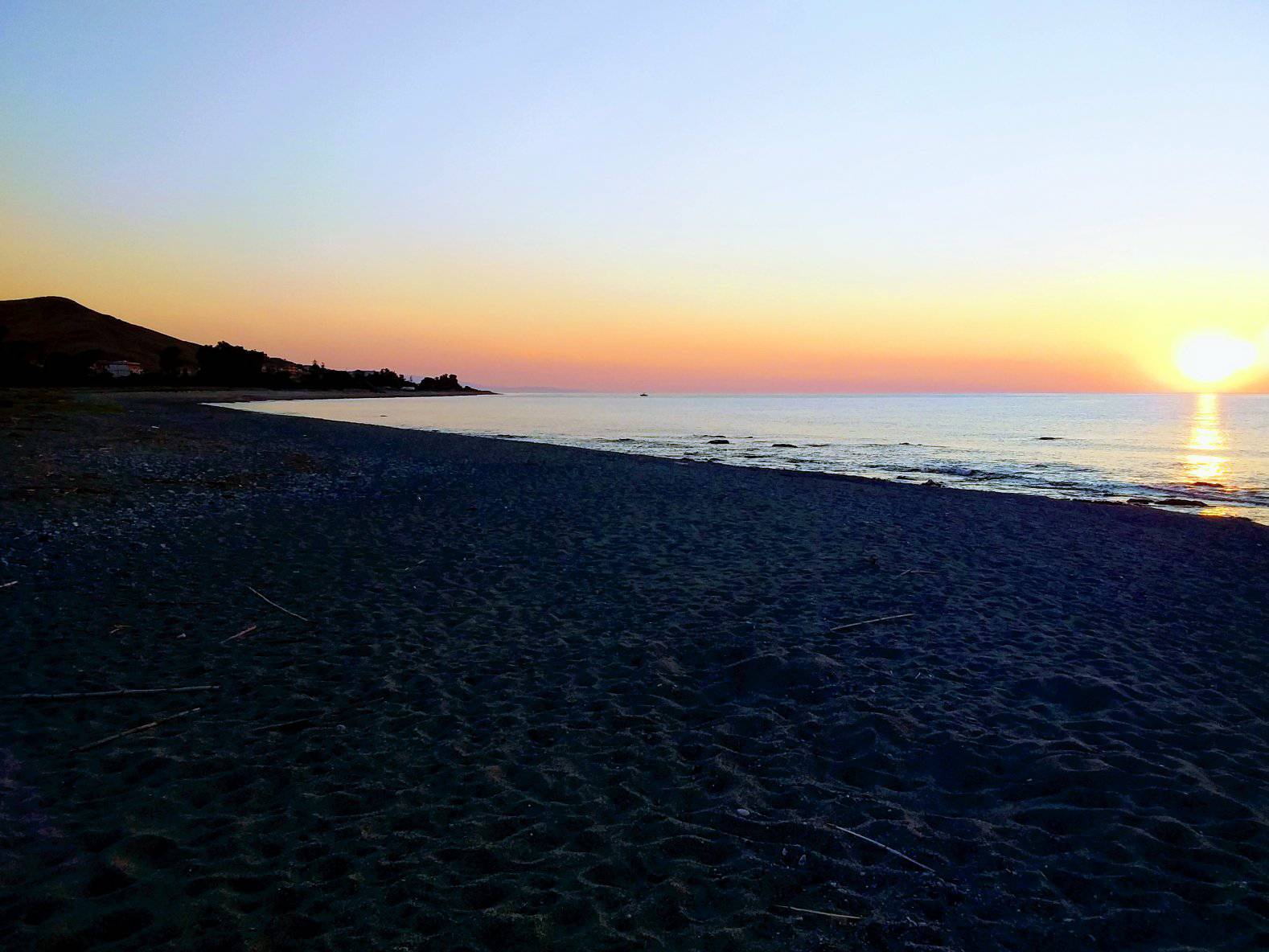 Brancaleone attende l’alba con un concerto sul mare