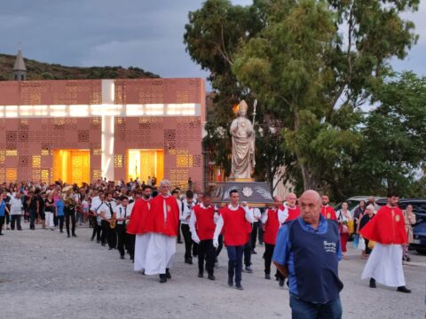 La processione all'uscita dal santuario