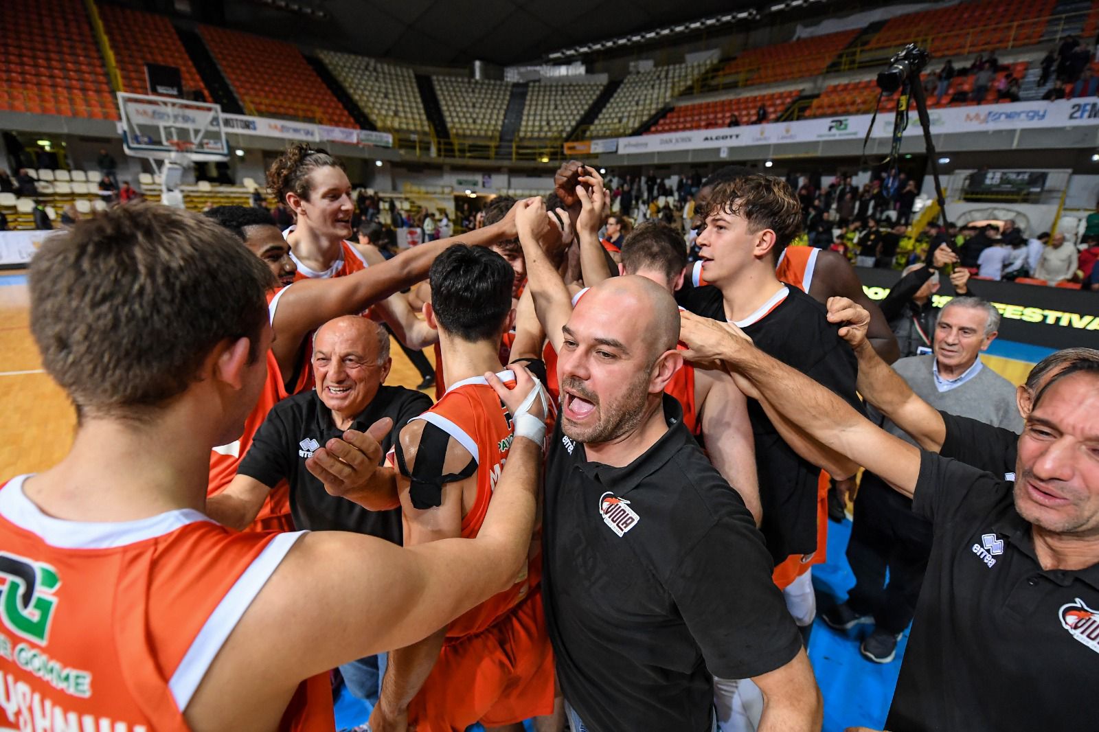 Pallacanestro Viola-Siaz 88-79, neroarancio in vetta alla classifica
