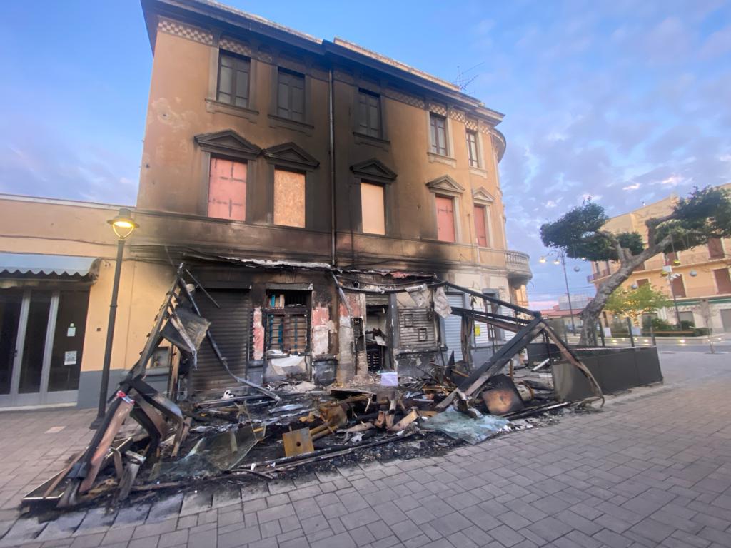 Incendiata attivita’ commerciale a Tropea