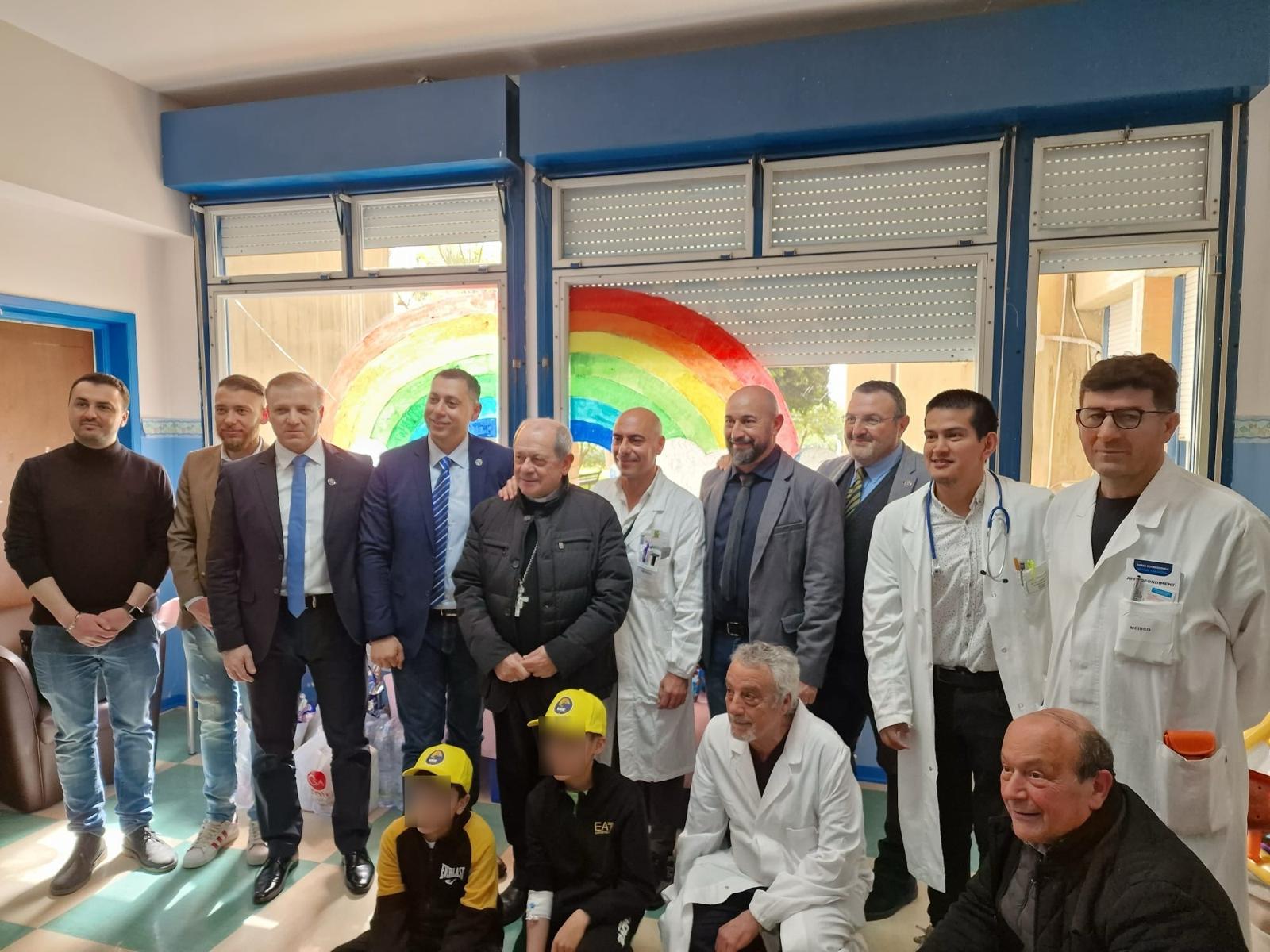 USIC regala sorrisi: donazione di uova di Pasqua ai bambini