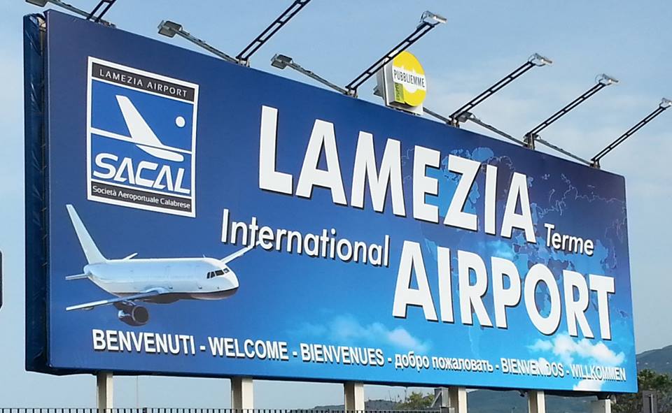 Lamezia Terme: una statua del Re Italo davanti all’aeroporto