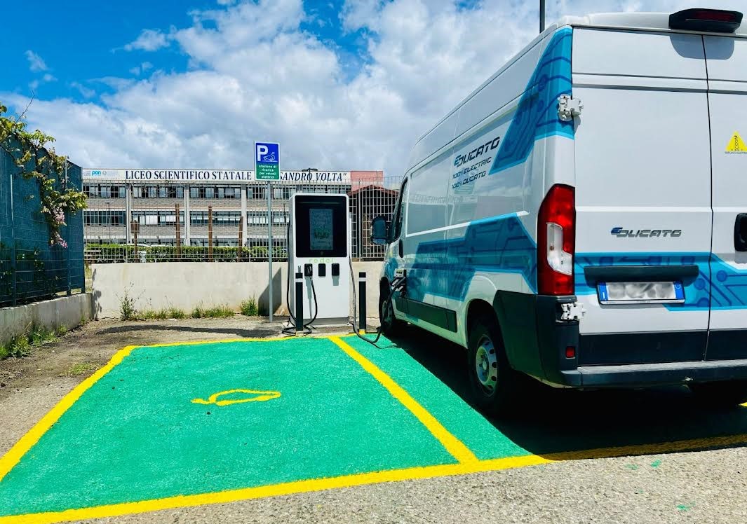 Reggio, “Volta” più green: Arriva la prima colonnina da 100kw