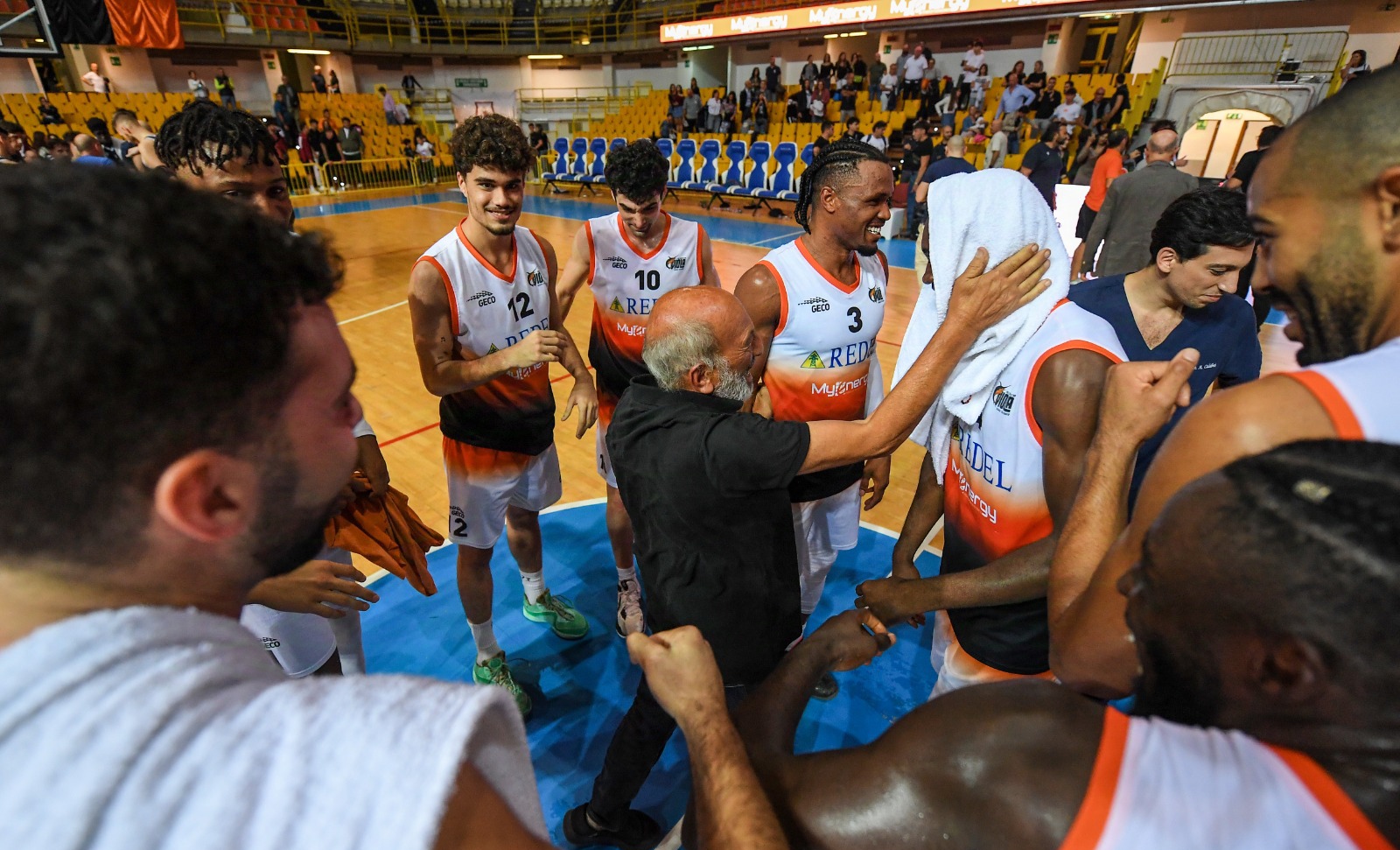 Redel Viola R.C.-Svincolati Milazzo 88-79: è festa neroarancio