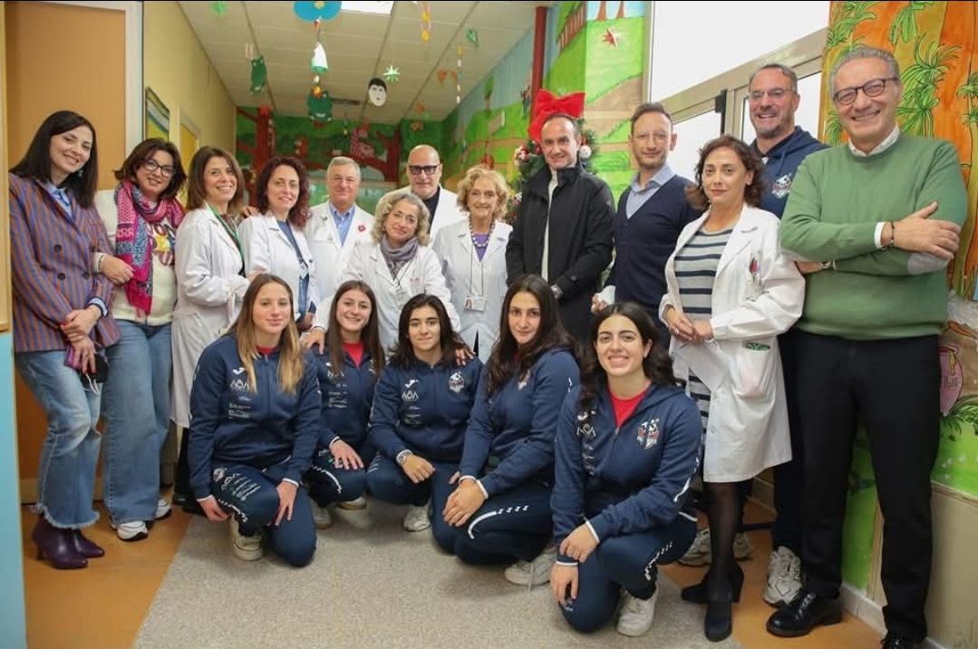 Cosenza: la Smile Pallanuoto visita il reparto di pediatria