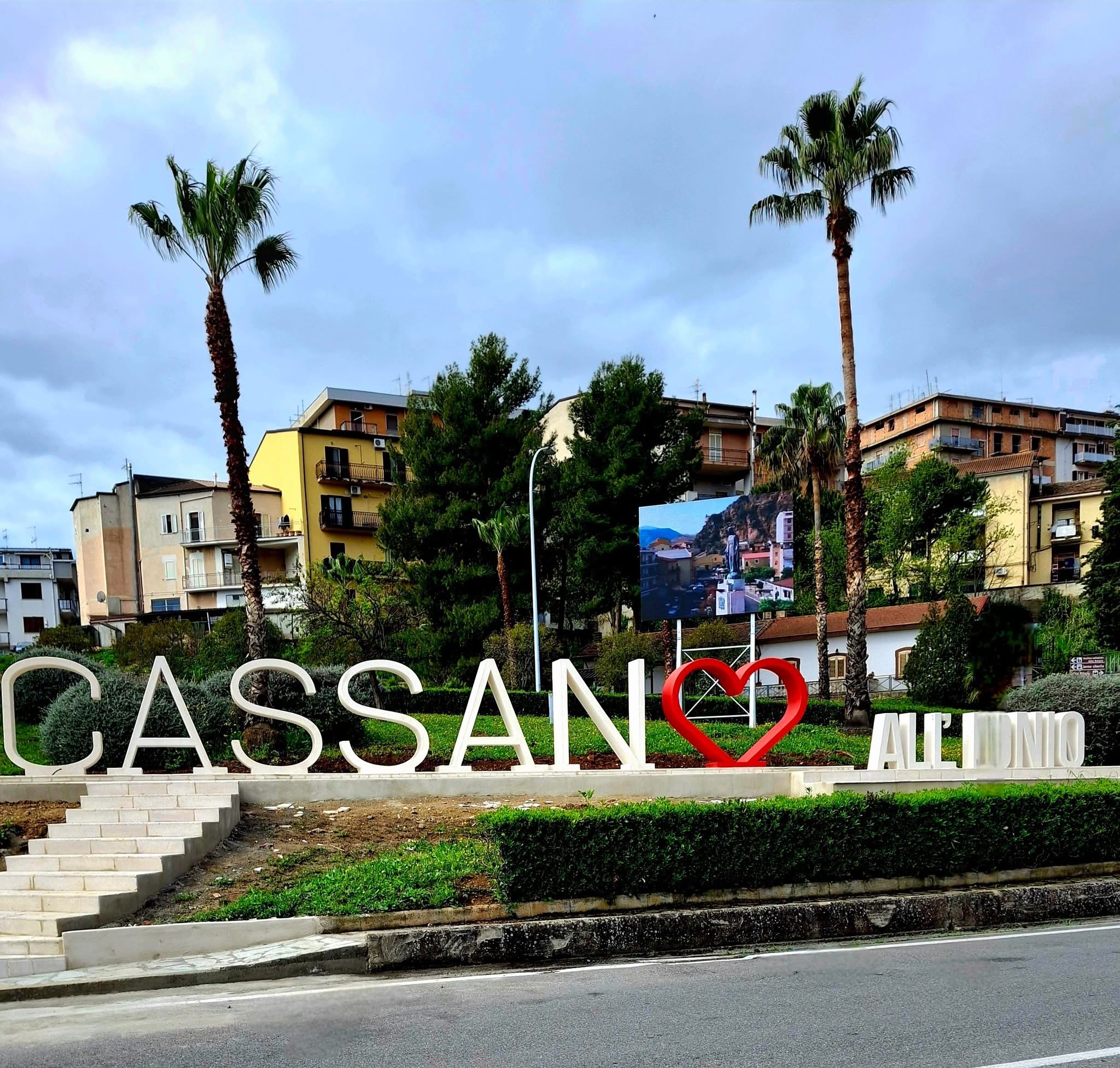 A Cassano All’Ionio completati i lavori della scritta di benvenuto