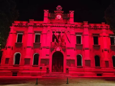 reggio colorata di rosso per la sclerosi