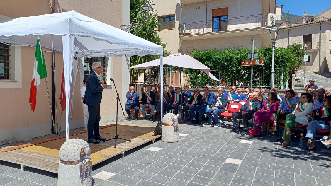 Sindaci del Cosentino in piazza per il sindaco Tocci