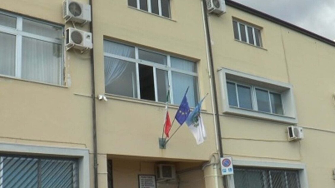 Crosia: aggrediti dipendenti comunali, il sindaco condanna l’episodio