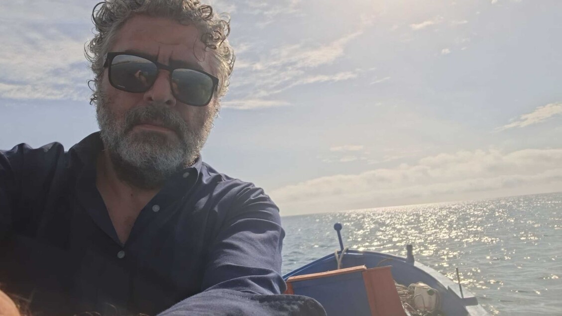 Crucoli: sindaco protesta in mare per erosione costiera