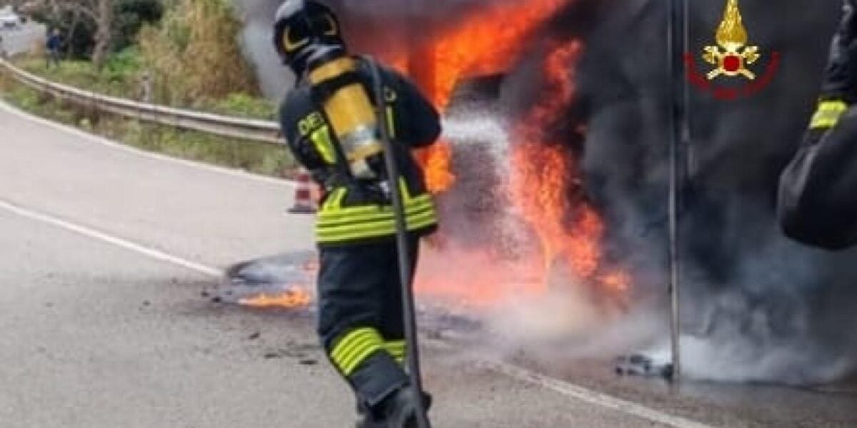 Incendio a Mormanno, canadair in azione. Chiusa la ss 504