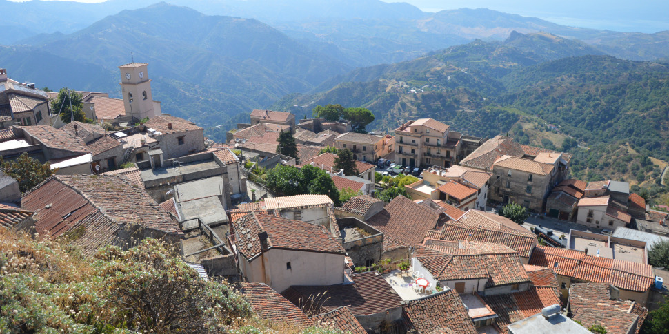 Calabria laboratorio futuro: borghi, botteghe e turismo lento