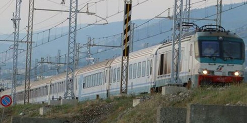 Cavi tagliati: treni sospesi in Calabria, disagi su quattro linee